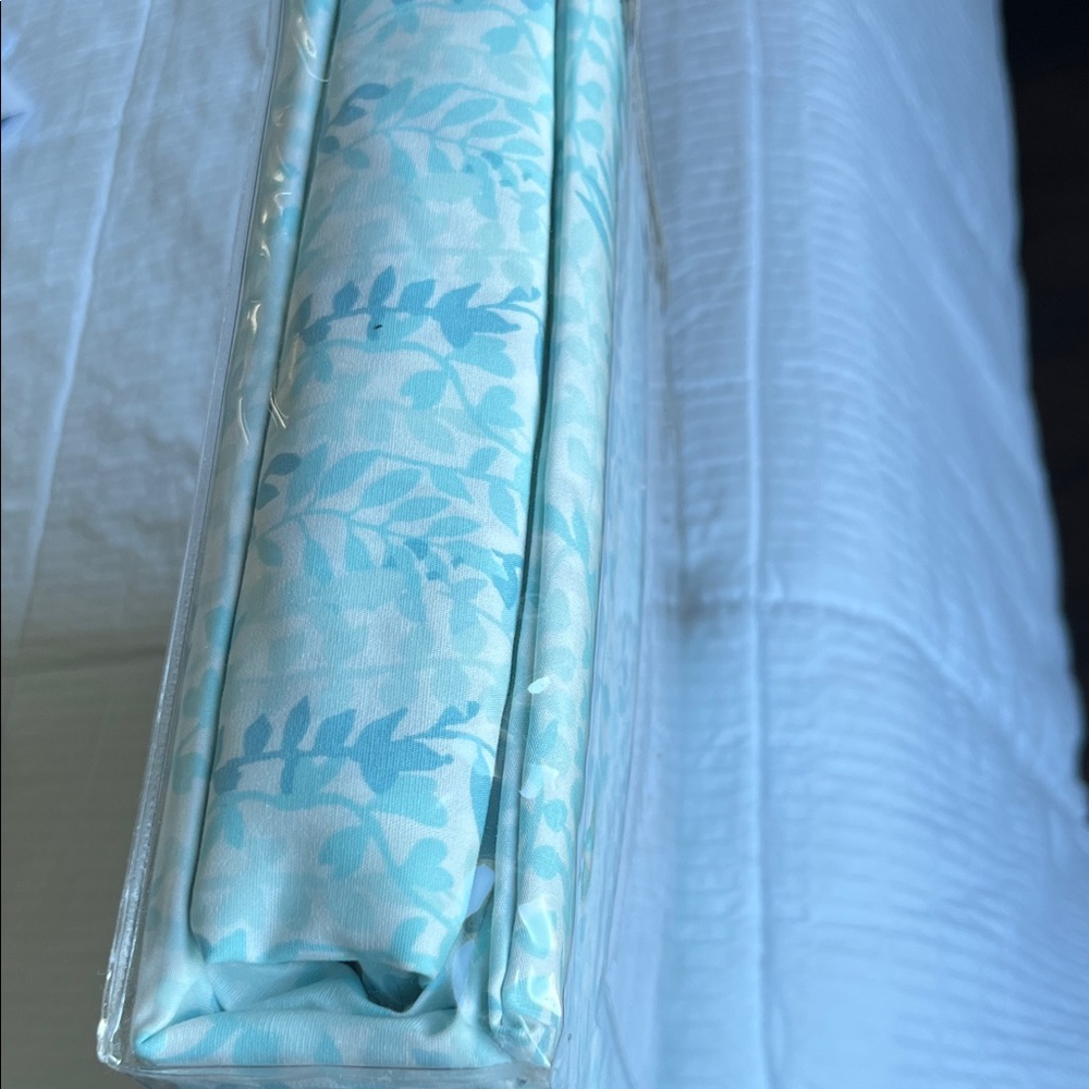 Martha Stewart Twin Sheet Set in Blue Leaf Pattern - Picture 3 of 3